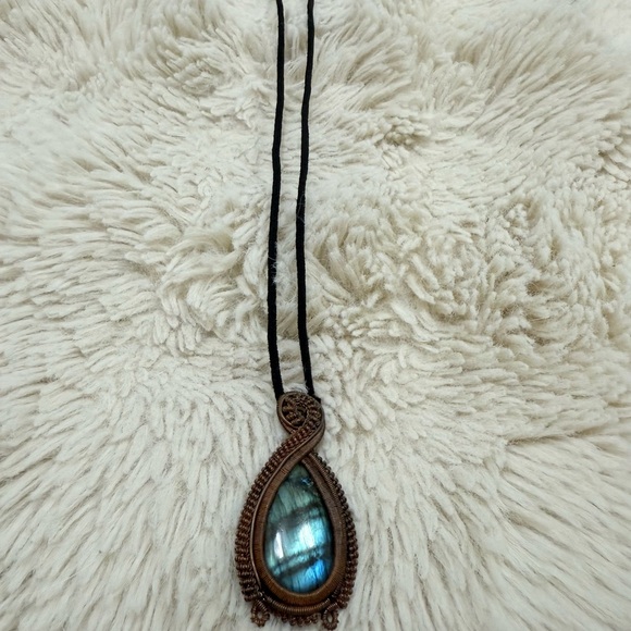 Labradorite Copper Wire Wrapped Pendant Necklace 20” stretchy band - Picture 3 of 5